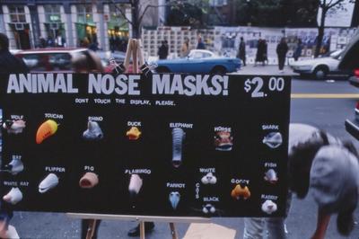 Banca de venda de máscaras com temática animal: "Animal nose masks"