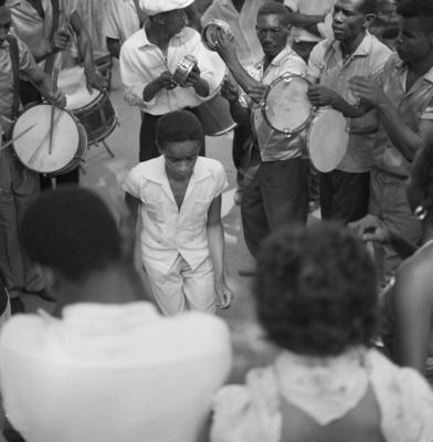 Integrantes da bateria no ensaio na Mangueira