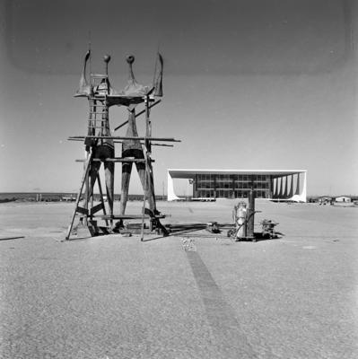 "Os Candangos" ou "Os Guerreiros", escultura de Bruno Giorgi; ao fundo o Supremo Tribunal Federal