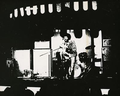 Gilberto Gil ao microfone com o violão