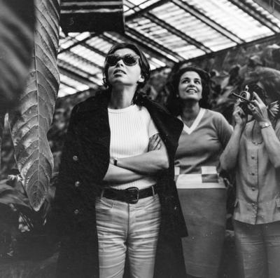 De óculos, Nelita Léclery, no Sítio Burle Marx, na ocasião da visita de Pablo Neruda