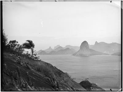 Entrada da Baía de Guanabara, ao fundo o Pão de Açúcar