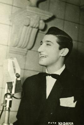 Bob Carrol ao microfone