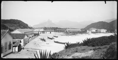 Pedra do Forte de Copacabana, atual Posto 6, com o Morro Dois Irmãos ao fundo
