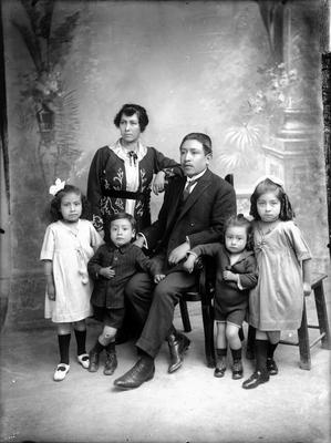 Família cusquenha em estúdio