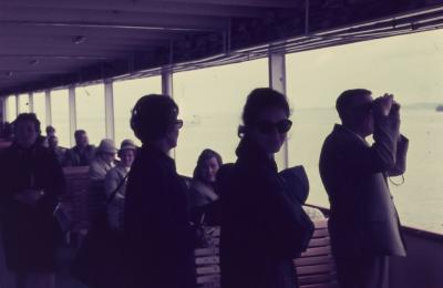 Lena Coelho dos Santos, em primeiro plano, durante passeio de barco, Europa