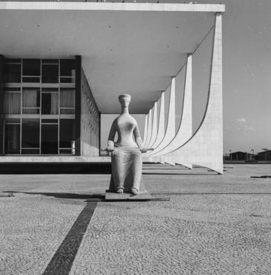 "A Justiça", escultura de Alfredo Ceschiatti