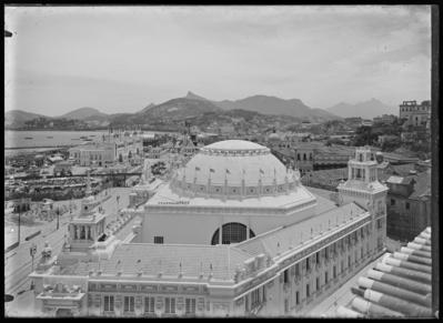 Exposição Internacional de 1922 - Pavilhão de Festas; ao fundo, o Morro do Castelo