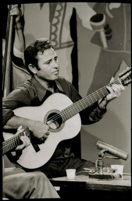 Waldomiro Marçola com o violão