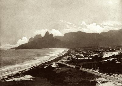 Praia de Ipanema; ao fundo, o Morro Dois Irmãos