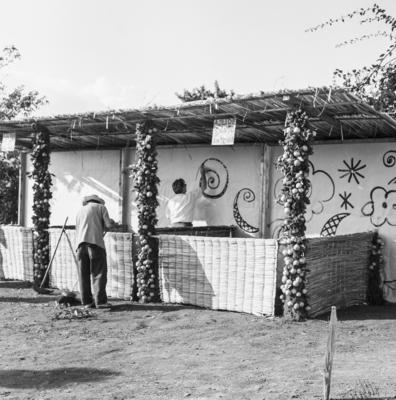 Roberto Burle Marx nos preparativos da festa junina do Sítio Burle Marx