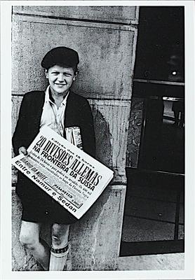 Cartão Postal com reprodução de fotografia “O menino jornaleiro” (São Paulo, 1939) de Hildegard Rosenthal pertencente ao acervo do Instituto Moreira Salles