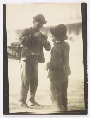 Garotos engraxates próximos à Estação da Luz