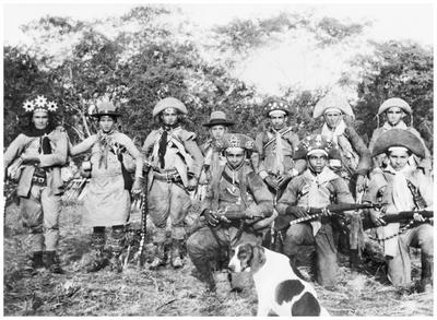 Corisco e Dadá com bando de cangaceiros em posição de tiro