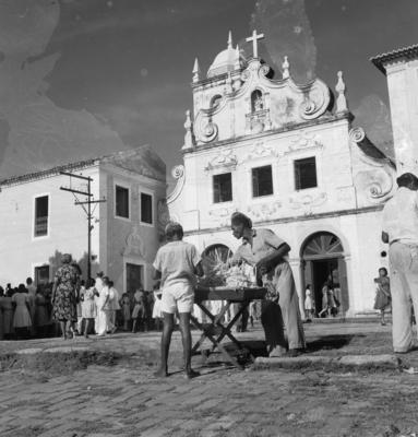 Vendedores ambulantes em frente a Igreja Nossa Senhora das Neves