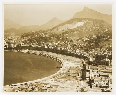Centro e Glória - aterramento e construção da Praça Paris; à direita, o Palácio Monroe