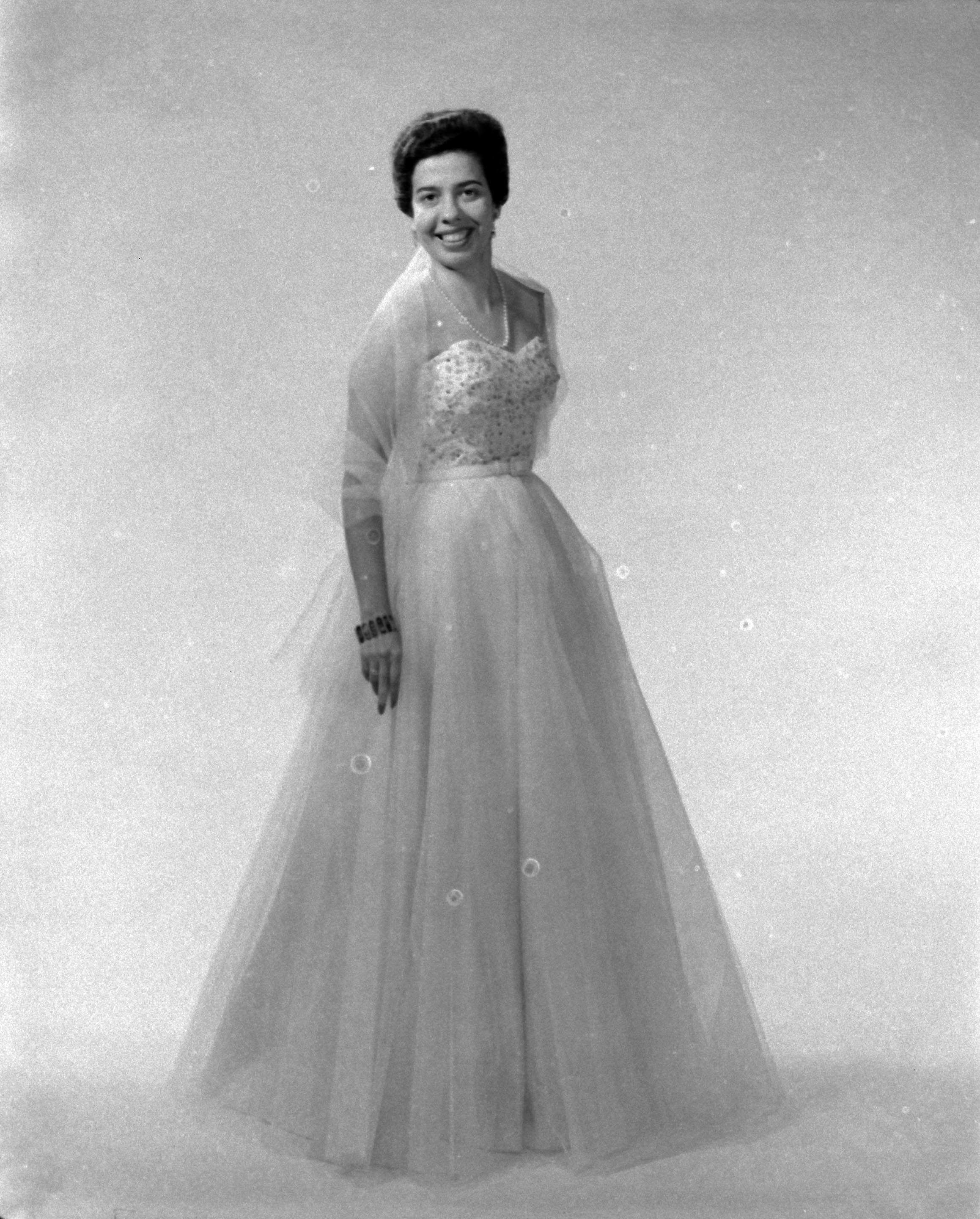 Lucia Bueno com vestido de baile