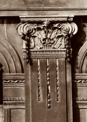 Detalhe de coluna ornamentada em prédio na avenida Rodrigues Alves