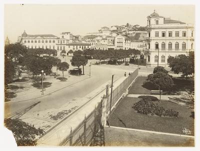 Praça Mauá, ao fundo, o Morro da Conceição