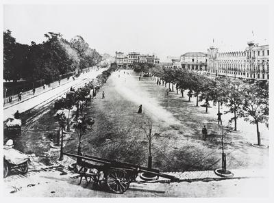 Praça da República; à direita, o Quartel do Exército