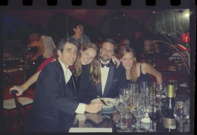 Luiz Bolognesi e Jorge Bodanzky com as filhas Alice e Anna Bodanzky na premiação do filme "Bicho de Sete Cabeças", dirigido por Laís Bodanzky