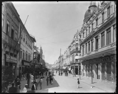 Rua Uruguaiana; ao fundo, o Chafariz do Largo da Carioca