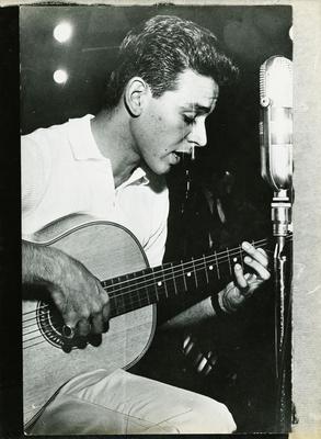 Carlos Lyra com o violão (reprodução)