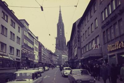 Ao fundo, a Catedral de Ulm [Ulmer Munster]