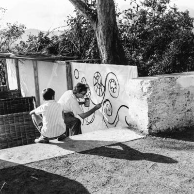 Roberto Burle Marx nos preparativos da festa junina do Sítio Burle Marx