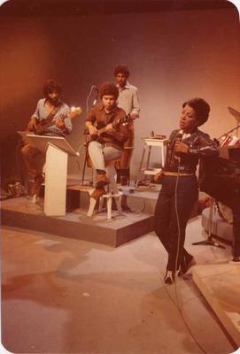 Elizeth Cardoso ao microfone