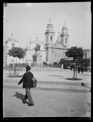 Praça XV de Novembro; estátua equestre de General Osório e, ao fundo, as igrejas de Nossa Senhora do Carmo da Antiga Sé e da Ordem Terceira do Carmo