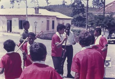 "Mineiro Pau" / "Maneiro Pau", misto de jogo e dança