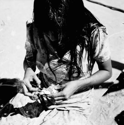 Mulher do povo Karajá confeccionando bonecas de cerâmica chamadas Ritxòkò