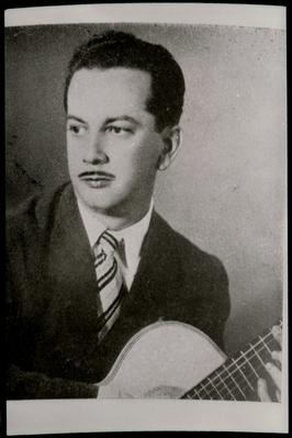 Garoto com o violão (reprodução)