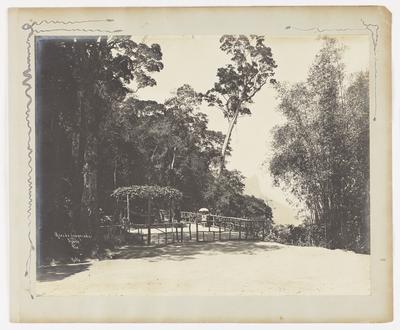 Mesa do Imperador, ao fundo o Morro do Corcovado