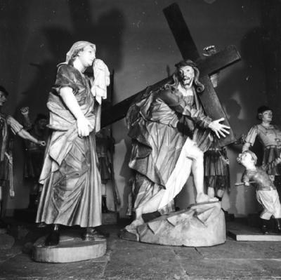 Via Crucis, Passos da Paixão, esculturas de Aleijadinho, Cristo e mulher chorosa no Passo da Cruz às costas