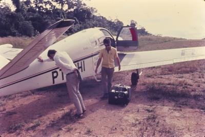 Pouso do avião em Paragominas. À esquerda, jornalista responsável pela matéria passa mal após a viagem