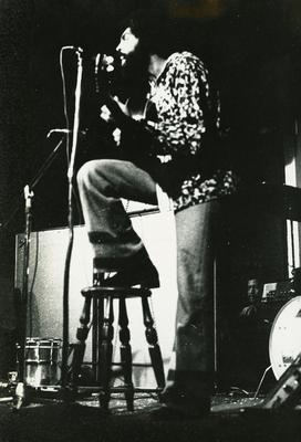 Gilberto Gil ao microfone com o violão