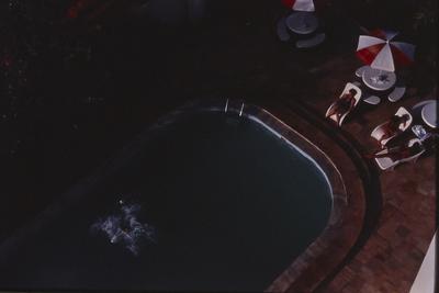 Pessoas em frente a piscina