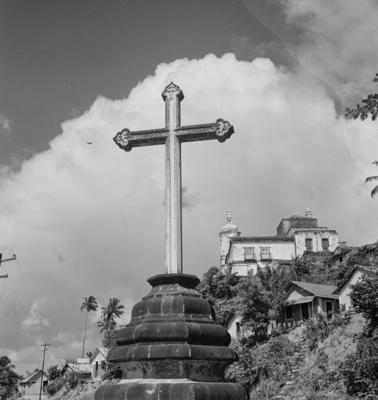 Olinda, cruzeiro em frente ao Convento de São Francisco - Igreja de Nossa Senhora das Neves