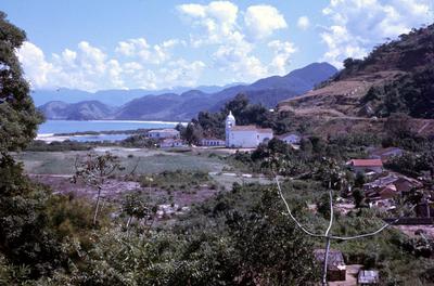 Vila de Mambucaba -casario e Igreja Nossa Senhora do Rosário (à direita)