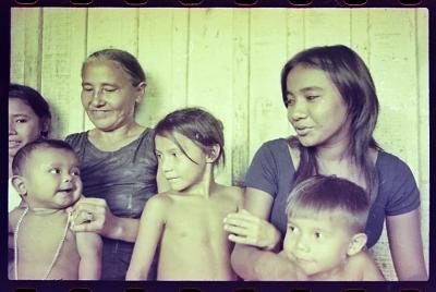 Edna de Cássia e sua família em sua casa