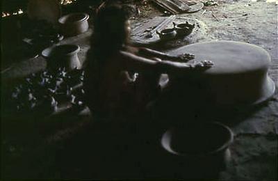 Série Xingu - Caiti repousa suas mãos sobre o Kamalúp (recipiente arredondado de cerâmica)