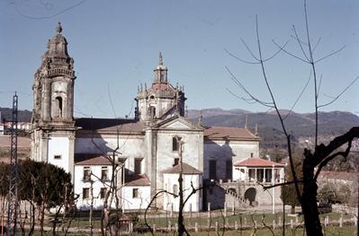 Mosteiro de São Miguel de Refojos de Basto - vista lateral