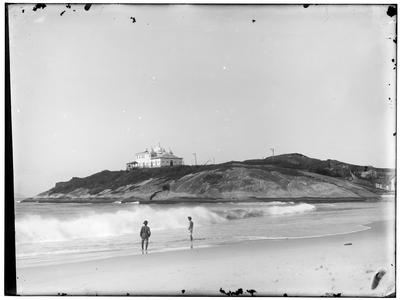 Praia de Copacabana, ao fundo a Igreja de Nossa Senhora de Copacabana