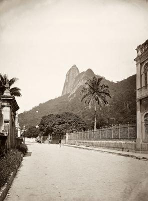 Rua São Clemente; ao fundo, o Morro do Corcovado