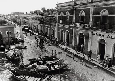 Rua de pedestres e embarcações em Belém do Pará