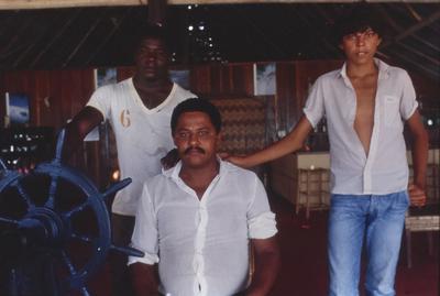 Homens não identificados