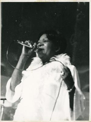 Clementina de Jesus ao microfone