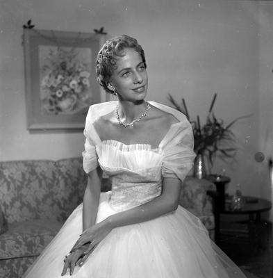 Josette Priest com vestido de baile